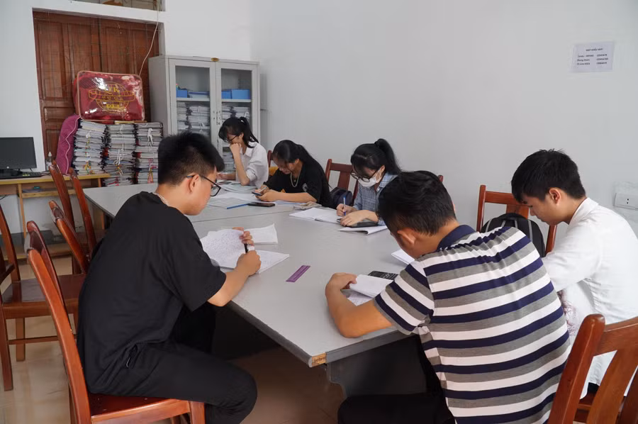 Học sinh lớp 11 lên 12 Trường THPT Đô Lương 3 học ôn chọn đội tuyển dự thi học sinh giỏi tỉnh trong dịp hè. Học sinh lớp 11 lên 12 Trường THPT Đô Lương 3 học ôn chọn đội tuyển dự thi học sinh giỏi tỉnh trong dịp hè.
