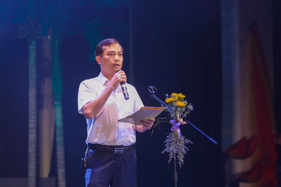 Ông Nguyễn Văn Khoa - Phó Giám đốc Sở GD&amp;ĐT Nghệ An phát biểu tại khai mạc. Ảnh: Hồ Lài.