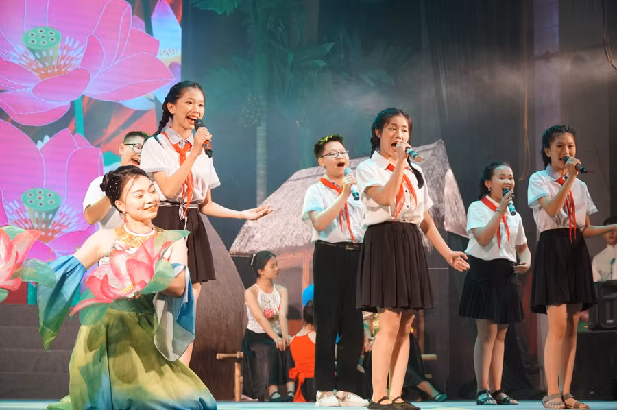 Hội thi “Hát Dân ca trong trường học” là hoạt động nhằm phát hiện, bồi dưỡng các tài năng hát dân ca cho quê hương, đất nước. Ảnh: Hồ Lài.