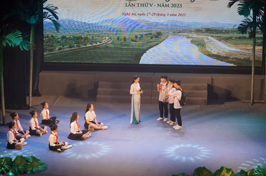 Tiết mục dân ca lồng ghép sân khấu hóa, sáng tác lời mới về vấn nạn học sinh hút thuốc lá điện tử với giai điệu và âm hưởng ví dặm được sự tán thưởng của khán giả. Ảnh: Hồ Lài.