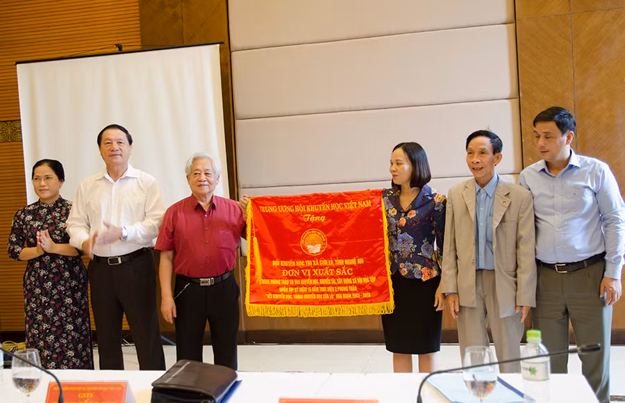 Trung ương Hội khuyến học trao cờ thi đua cho Hội khuyến học Thị xã Cửa Lò, Nghệ An Trung ương Hội khuyến học trao cờ thi đua cho Hội khuyến học Thị xã Cửa Lò, Nghệ An