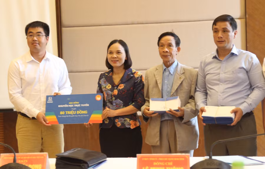 Trung ương Hội Khuyến học cũng đã trao 100 suất học bổng cho Hội Khuyến học thị xã Cửa Lò (Nghệ An) Trung ương Hội Khuyến học cũng đã trao 100 suất học bổng cho Hội Khuyến học thị xã Cửa Lò (Nghệ An)