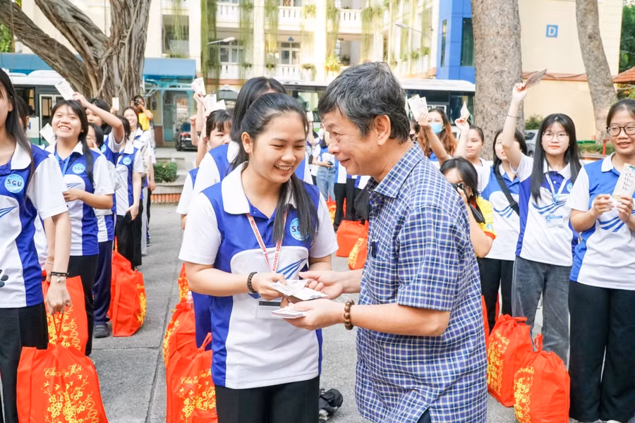 Thầy cô Trường Đại học Sài Gòn tặng quà tết và lì xì cho sinh viên tham gia chương trình. Ảnh: CLB Truyền thông Đoàn Trường Thầy cô Trường Đại học Sài Gòn tặng quà tết và lì xì cho sinh viên tham gia chương trình. Ảnh: CLB Truyền thông Đoàn Trường