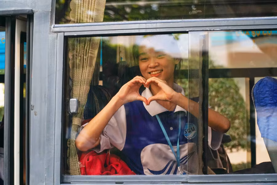 Niềm vui của nữ sinh trên chuyến xe về quê đón Tết. Ảnh: CLB Truyền thông Đoàn Trường Niềm vui của nữ sinh trên chuyến xe về quê đón Tết. Ảnh: CLB Truyền thông Đoàn Trường