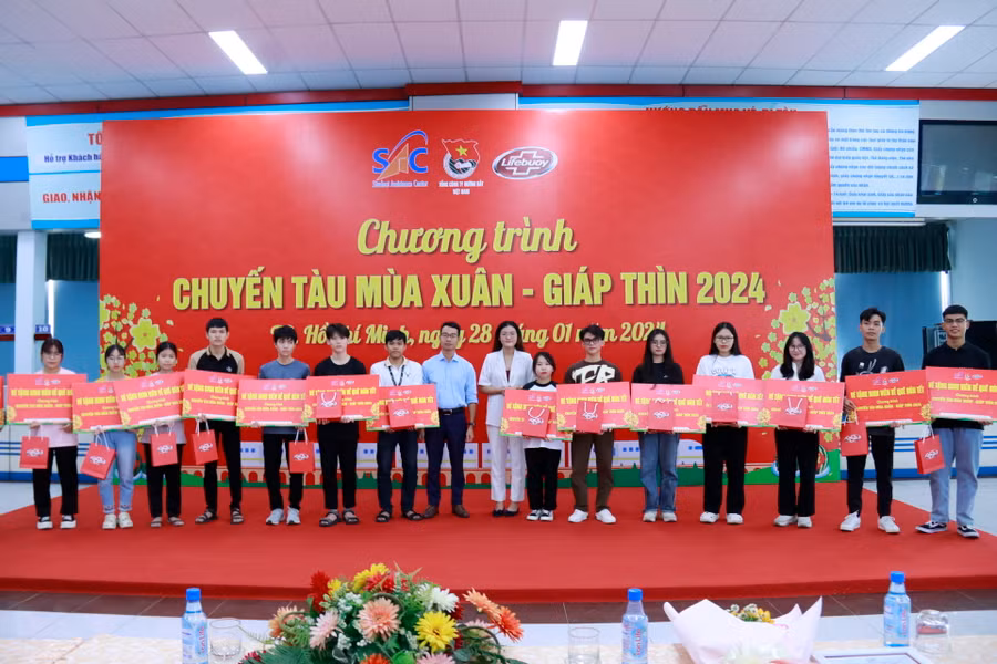 Sinh viên nhận quà trong chương trình "Chuyến tàu mùa xuân". Ảnh: SAC Sinh viên nhận quà trong chương trình "Chuyến tàu mùa xuân". Ảnh: SAC