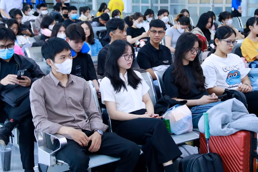 Sinh viên chờ giờ lên tàu trong chương trình "Chuyến tàu mùa xuân". Ảnh: SAC Sinh viên chờ giờ lên tàu trong chương trình "Chuyến tàu mùa xuân". Ảnh: SAC