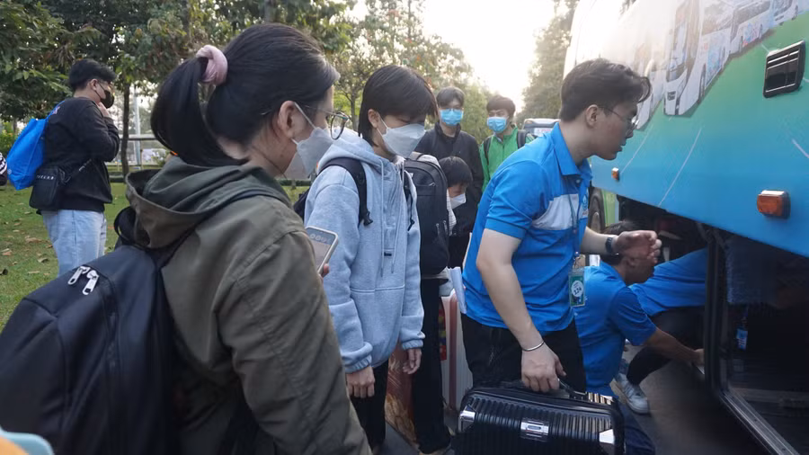 Thu xếp hành lý lên xe trước giờ khởi hành. Ảnh: Minh Nhật Thu xếp hành lý lên xe trước giờ khởi hành. Ảnh: Minh Nhật