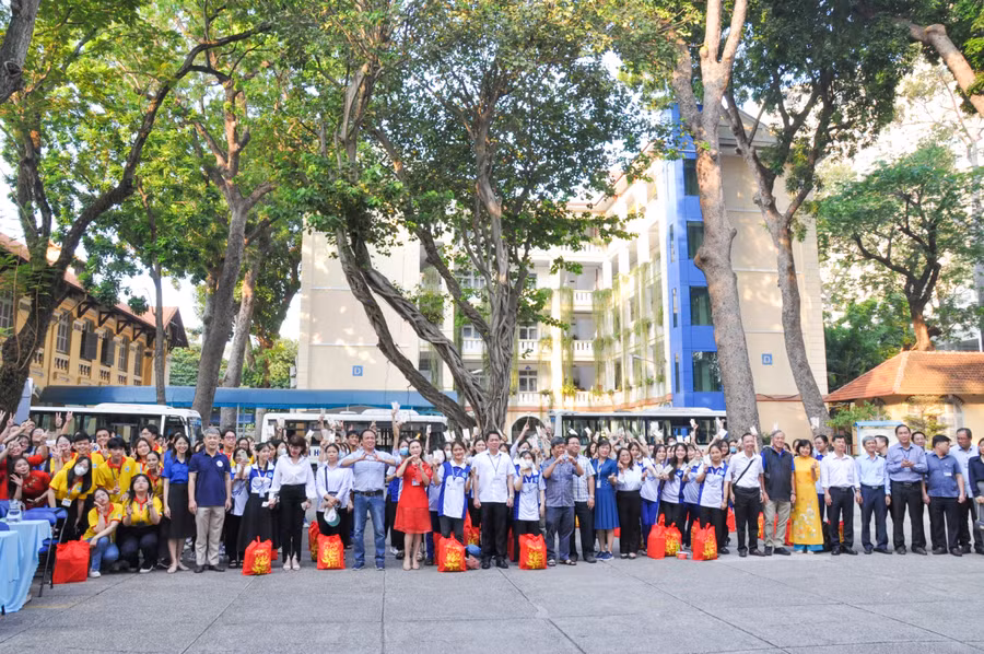 Thầy cô và sinh viên dự chương trình “Chuyến xe đoàn viên” của Trường Đại học Sài Gòn, ngày 27/1. Ảnh: CLB Truyền thông Đoàn Trường Thầy cô và sinh viên dự chương trình “Chuyến xe đoàn viên” của Trường Đại học Sài Gòn, ngày 27/1. Ảnh: CLB Truyền thông Đoàn Trường
