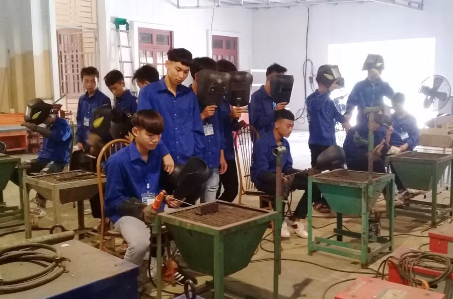 Học sinh Trường trung cấp nghề miền núi Thanh Hóa thực hành trong phân xưởng Hàn. Học sinh Trường trung cấp nghề miền núi Thanh Hóa thực hành trong phân xưởng Hàn.