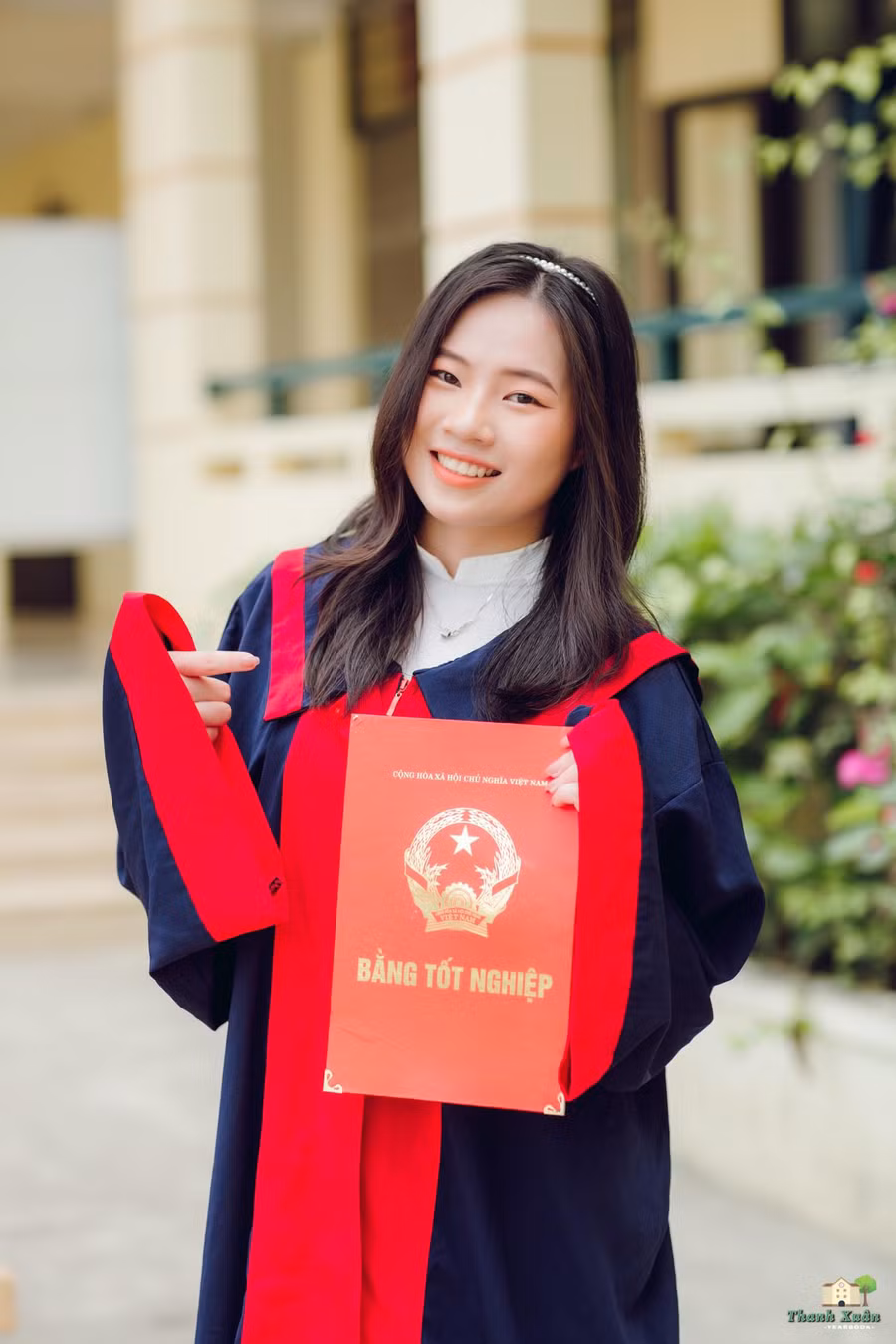 Bùi Thị Hoài và tấm bằng tốt nghiệp THPT, tại Trường THPT Dân tộc nội trú tỉnh Thanh Hóa. Bùi Thị Hoài và tấm bằng tốt nghiệp THPT, tại Trường THPT Dân tộc nội trú tỉnh Thanh Hóa.