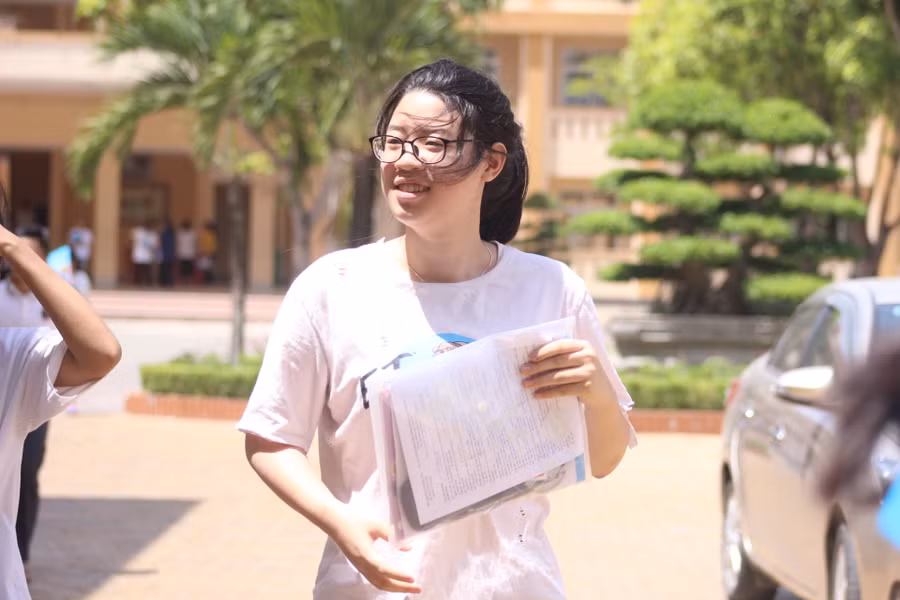 Tươi cười khi làm xong bài thi Tổ hợp Khoa học xã hội.