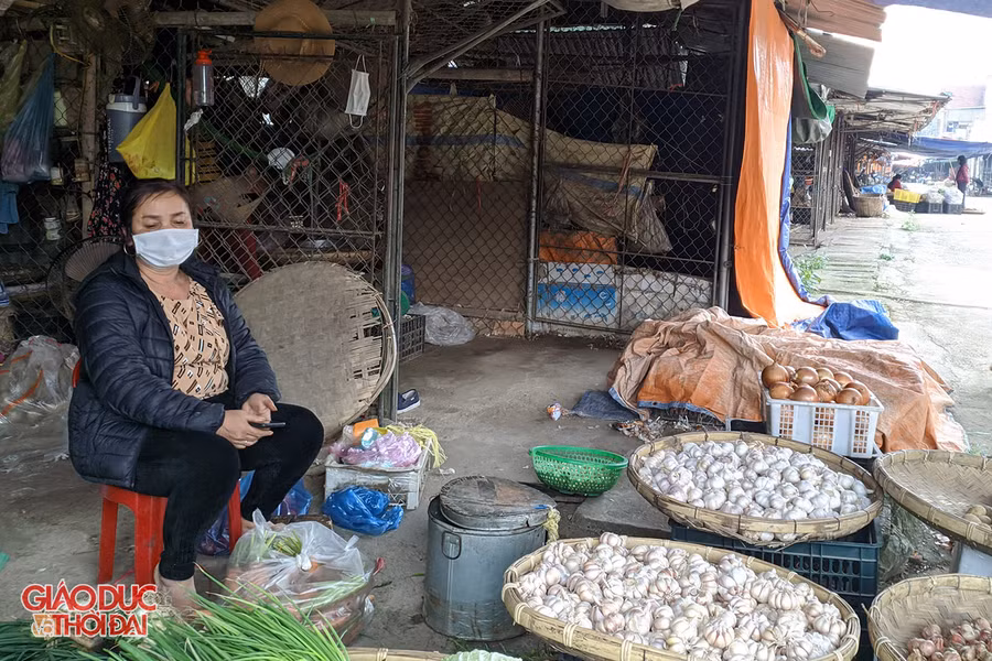 Bà Nguyễn Thị Hải bên gánh hàng nhỏ của mình.