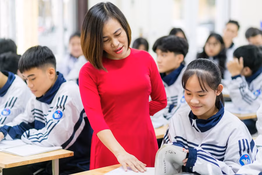 Cô Lê Thị Thu Hà luôn cố gắng để tiết học của mình hứng thú, hấp dẫn với học sinh. Ảnh tư liệu