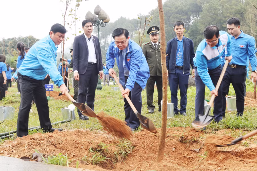 Chủ tịch Quốc hội cùng các đại biểu trồng cây hoa ban Tây Bắc tại Khu di tích lịch sử quốc gia Truông Bồn (Nghệ An) hưởng ứng Tết trồng cây năm 2024.