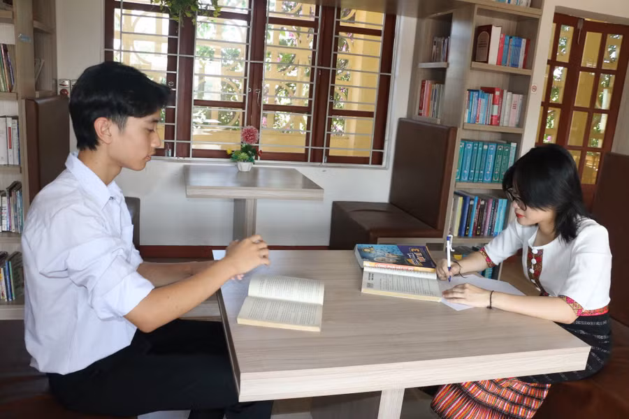 Hai học sinh Vy Lương Mai (dân tộc Thái đến từ huyện Con Cuông) và Trần Công Triển được thầy Thuận chọn đồng hành thực hiện dự án. Ảnh: Hồ Lài.
