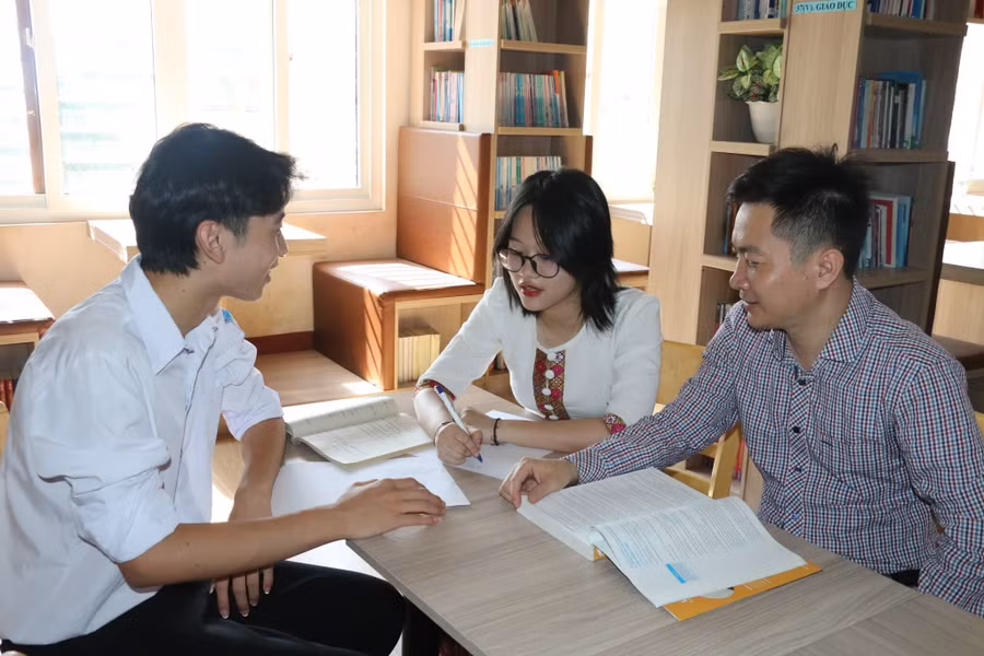 Nhóm thầy trò Trường Phổ thông DTNT THPT tỉnh Nghệ An dự cuộc thi Phát minh và Sáng chế INTARG và xuất sắc giành Huy chương Vàng cùng giải đặc biệt. Ảnh: Hồ Lài.