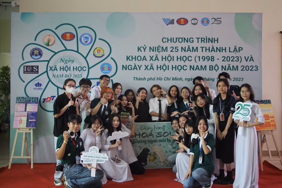 Chương trình kỷ niệm 25 năm thành lập khoa Xã hội học vào chiều tối ngày 23/12. Ảnh: XHH