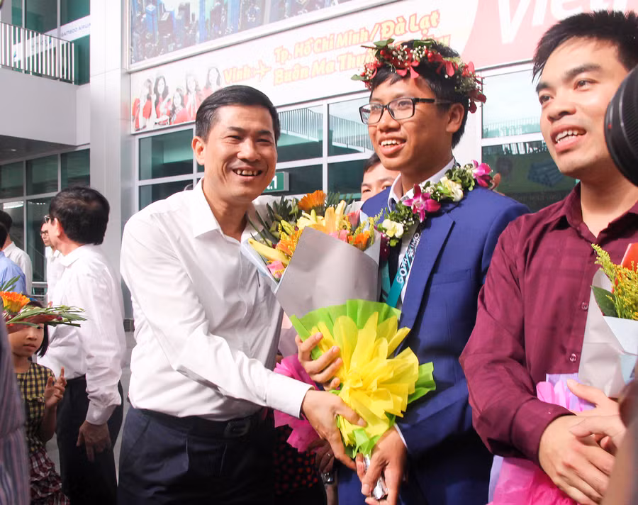 Ông Thái Văn Thành - Giám đốc Sở GD&ĐT Nghệ An tặng hoa chúc mừng em Vũ Đức Vinh đạt HCB Olympic Toán học quốc tế