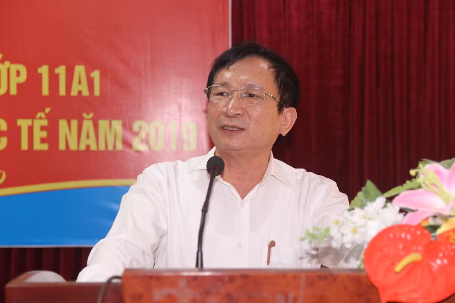 Ông Đinh Viết Hồng - Phó Chủ tịch UBND tỉnh chúc mừng thành tích của đoàn GV, HS Nghệ An trở về từ cuộc thi IMO quốc tế