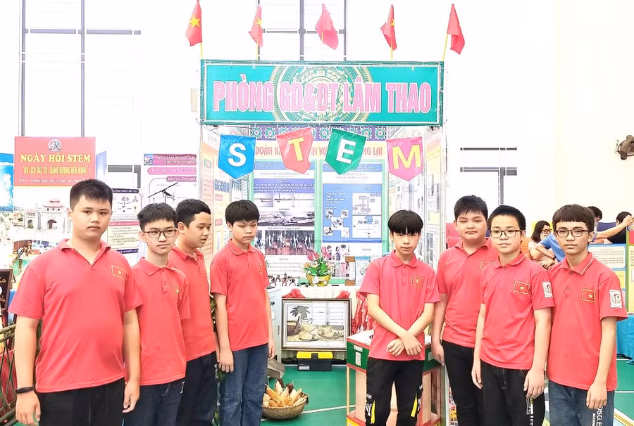 Đội thi Robotics của trường THCS Lâm Thao tại gian trưng bày sản phẩm của Phòng GD&amp;ĐT huyện Lâm Thao