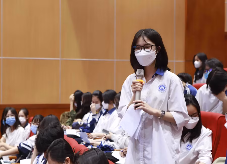 Học sinh Trường THPT Chuyên Vĩnh Phúc nêu ý kiến tại chương trình.