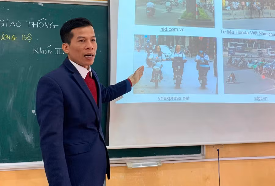 Thầy Vũ Thế Biên - giáo viên Trường THPT Hà Văn Mao (Bá Thước, Thanh Hóa) đang dạy Luật Giao thông đường bộ cho học sinh. Ảnh: NVCC. Thầy Vũ Thế Biên - giáo viên Trường THPT Hà Văn Mao (Bá Thước, Thanh Hóa) đang dạy Luật Giao thông đường bộ cho học sinh. Ảnh: NVCC.