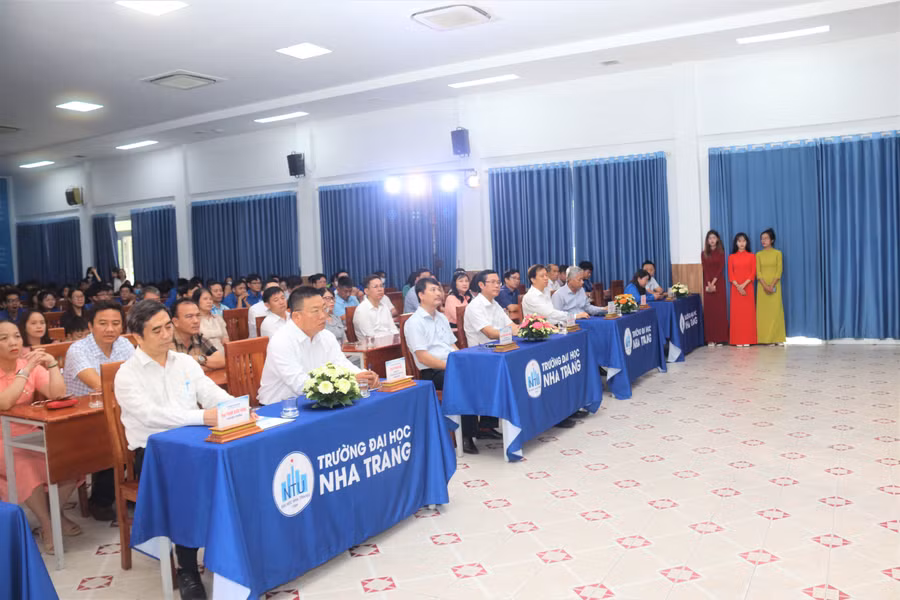 Các đại biểu tham dự lễ mít tinh hưởng ứng Ngày Môi trường thế giới và tháng hành động vì môi trường của ngành Giáo dục năm 2024. (Ảnh: NTU) Các đại biểu tham dự lễ mít tinh hưởng ứng Ngày Môi trường thế giới và tháng hành động vì môi trường của ngành Giáo dục năm 2024. (Ảnh: NTU)