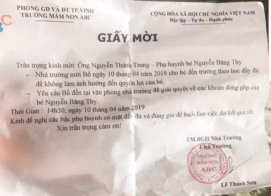 Trường Mầm non ABC gửi giấy mời phụ huynh đưa cháu T. trở lại trường để "đảm bảo quyền lợi"