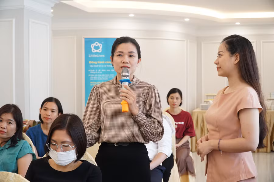 Bà Hoàng Lan - chuyên viên Phòng GD&amp;ĐT huyện Nghi Lộc (Nghệ An) chia sẻ, trao đổi ý kiến tại Hội thảo.