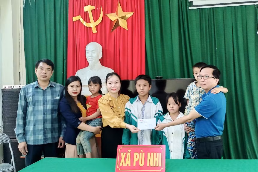 Phóng viên Báo GD&amp;TĐ trao tiền hỗ trợ của bạn đọc cho bốn anh em mồ côi ở xã Pù Nhi, huyện Mường Lát (Thanh Hóa).