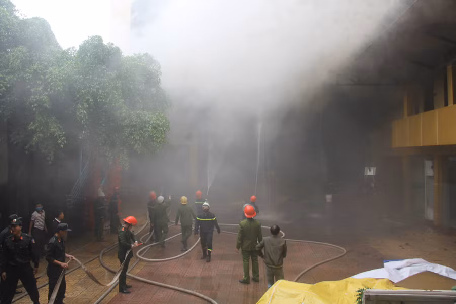 Lực lượng cứu hỏa làm nhiệm vụ