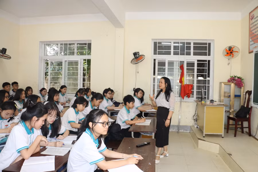 Giờ học của cô trò Trường THCS Nghi Ân, thành phố Vinh, Nghệ An. Ảnh: Hồ Lài Giờ học của cô trò Trường THCS Nghi Ân, thành phố Vinh, Nghệ An. Ảnh: Hồ Lài