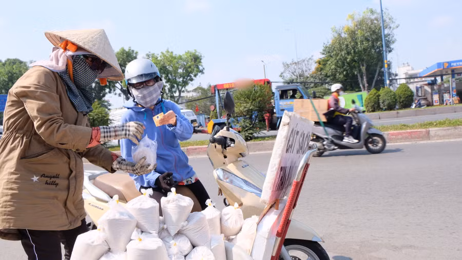 Khách ghé mua cát thay lư hương ở quận Tân Bình, TPHCM. Ảnh: Ngọc Khánh