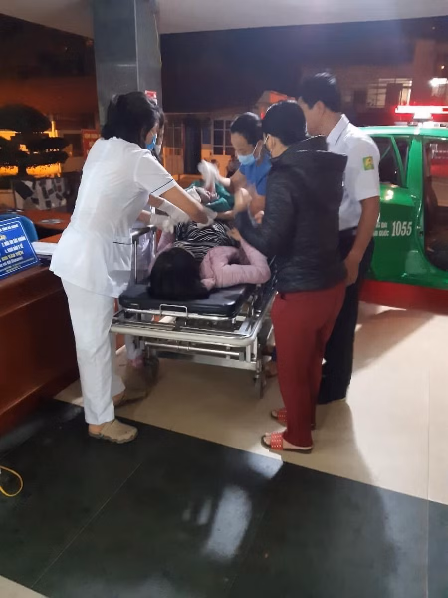 Cháu bé và sản phụ được được đưa đến Bệnh viện Đa khoa tỉnh Hà Giang để chăm sóc. Ảnh: Taxi Mai Linh Hà Giang.