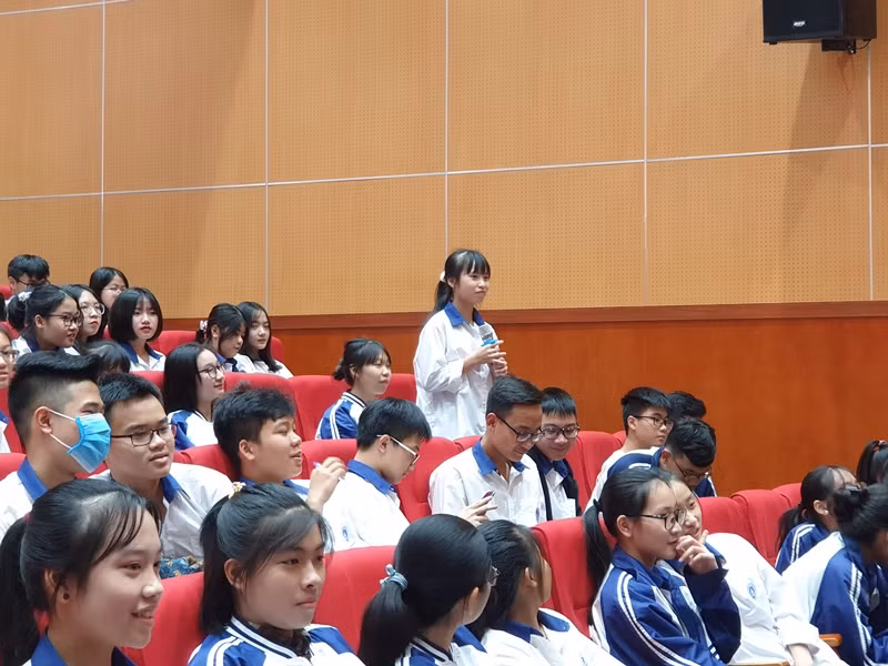 Học sinh hào hứng trả lời những câu hỏi tại buổi giao lưu