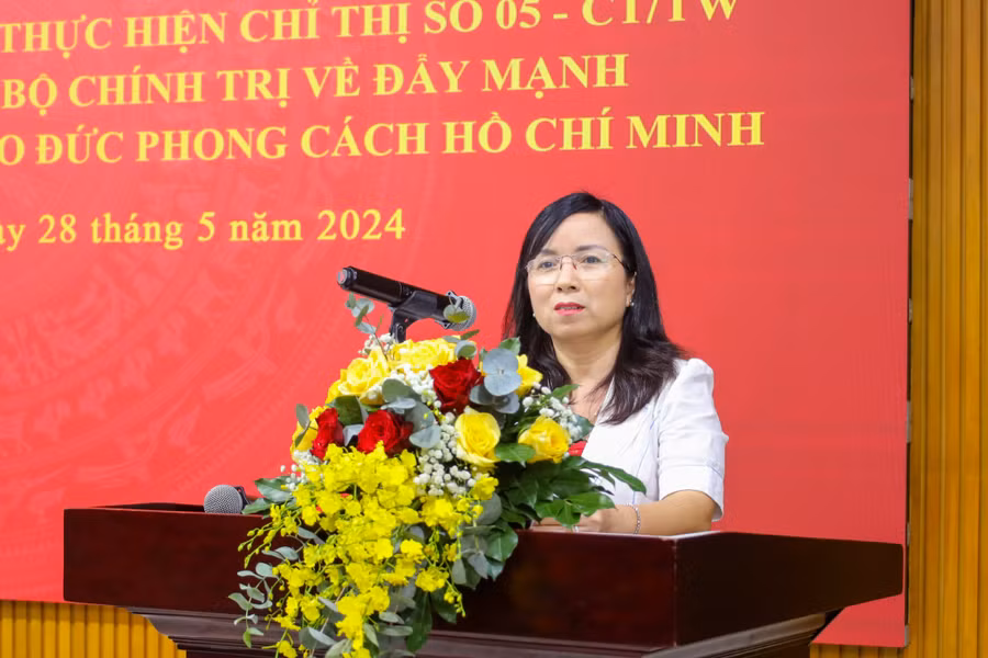 Bà Đinh Thị Thảo Trang, Chủ nhiệm Uỷ ban Kiểm tra Đảng uỷ Khối Đại học, Cao đẳng TPHCM phát biểu tại Hội nghị. Ảnh: HCMULAW