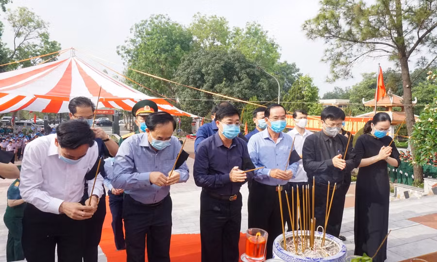Dâng hương tri ân các anh hùng liệt sĩ đã hi sinh bảo vệ chủ quyền, độc lập Tổ quốc và thực hiện nhiệm vụ quốc tế
