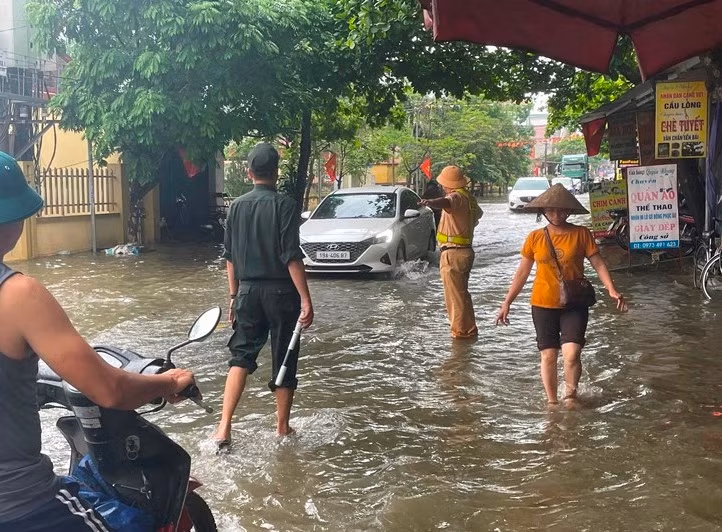 Mưa lớn gây ngập úng cục bộ trước điểm thi Trường THPT Phương Xá, huyện Cẩm Khê