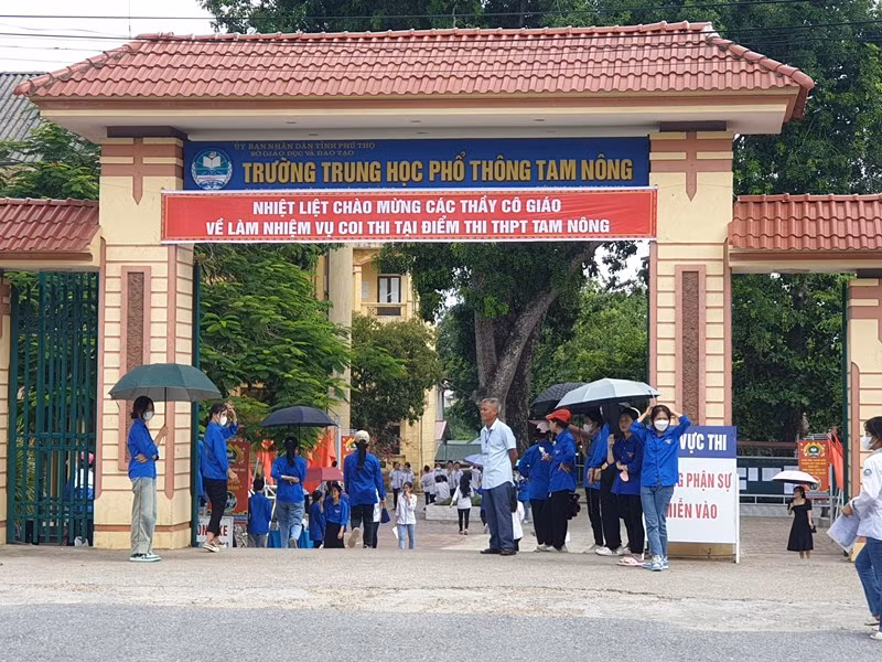 Nhiều thí sinh đến điểm thi Trường THPT Tam Nông từ rất sớm. Nhiều thí sinh đến điểm thi Trường THPT Tam Nông từ rất sớm.