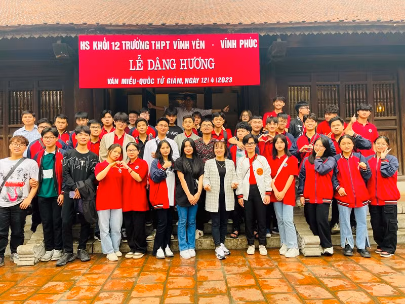 Cô Nguyễn Thị Thanh Hải chụp ảnh cùng học sinh. Cô Nguyễn Thị Thanh Hải chụp ảnh cùng học sinh.