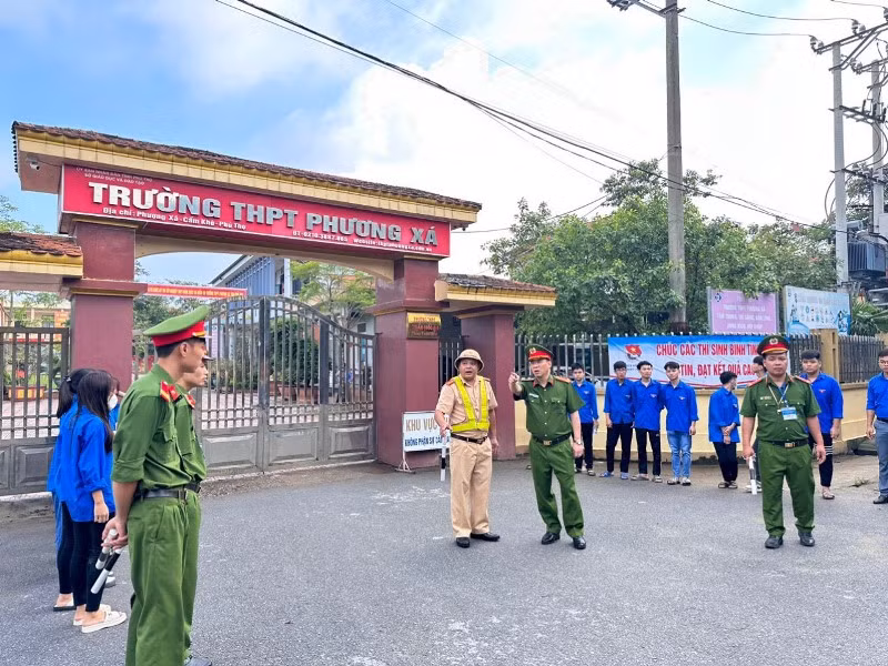 Công an huyện Cẩm Khê đảm bảo an ninh trật tự tại các điểm thi Công an huyện Cẩm Khê đảm bảo an ninh trật tự tại các điểm thi