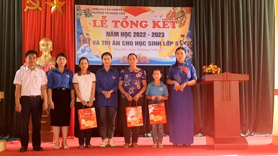 Đặng Hương Giang (thứ 4 từ phải qua) dùng toàn bộ số tiền được khen thưởng của mình tặng học sinh hoàn cảnh khó khăn.