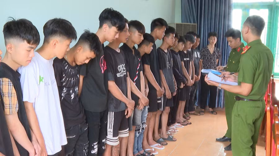 Nhóm thanh thiếu niên tại cơ quan công an. Ảnh: Công an Phú Thọ