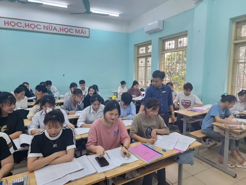 Học sinh được hướng dẫn chăm sóc sức khỏe để chuẩn bị cho kỳ thi quan trong sắp diễn ra
