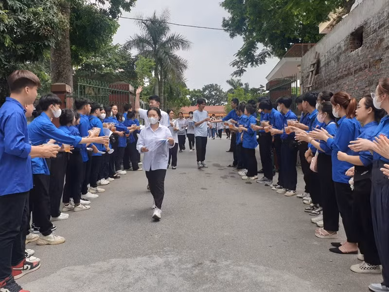 Thí sinh rời điểm thi Trường THPT Phù Ninh