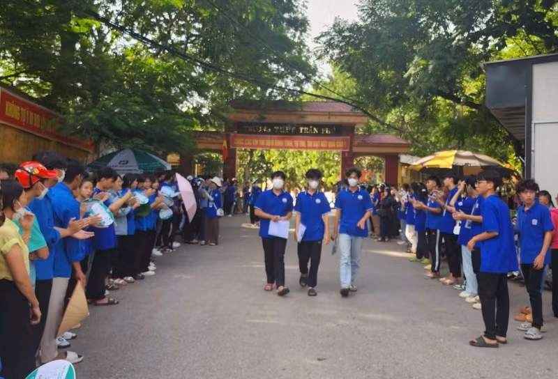Thí sinh thi xong bài thi Toán tại điểm thi THPT Trần Phú Thí sinh thi xong bài thi Toán tại điểm thi THPT Trần Phú