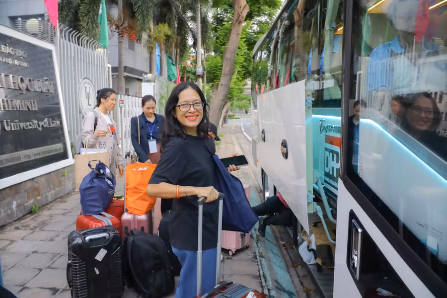 Nhà trường đã bố trí 2 xe 29 chỗ chở thành viên đoàn cắm chốt tại các điểm thi, 1 xe 16 chỗ chở đoàn lưu động, 2 xe 4 chỗ và 2 xe 7 chỗ chở đoàn đến các điểm thi ở xa trung tâm. Nhà trường đã bố trí 2 xe 29 chỗ chở thành viên đoàn cắm chốt tại các điểm thi, 1 xe 16 chỗ chở đoàn lưu động, 2 xe 4 chỗ và 2 xe 7 chỗ chở đoàn đến các điểm thi ở xa trung tâm.