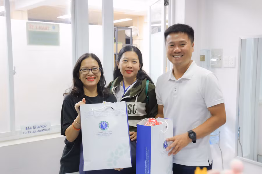 Mỗi thành viên được trang bị một bộ hồ sơ và vật dụng y tế cá nhân. (Ảnh: HCMULAW) Mỗi thành viên được trang bị một bộ hồ sơ và vật dụng y tế cá nhân. (Ảnh: HCMULAW)
