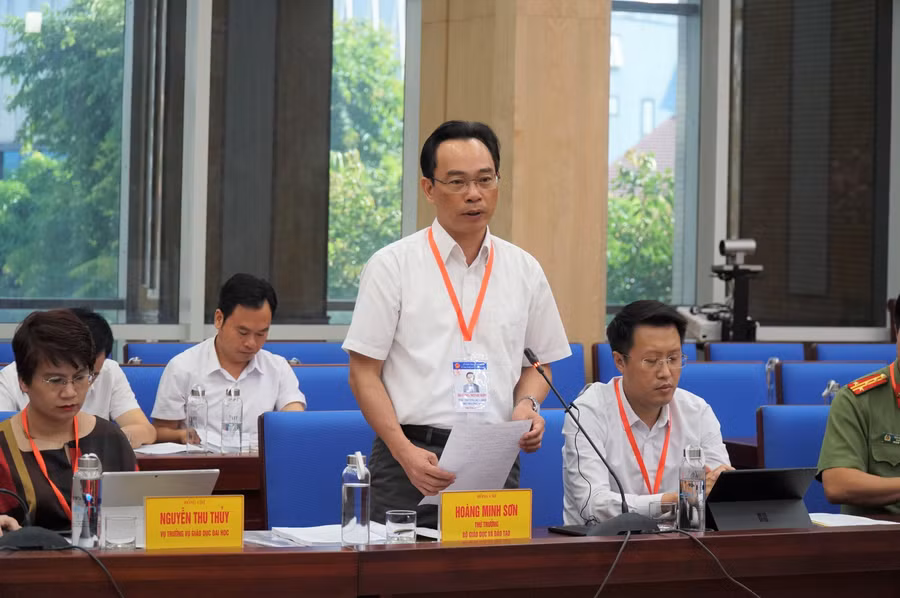 Thứ trưởng Bộ GD&ĐT Hoàng Minh Sơn phát biểu chỉ đạo tại buổi làm việc với tỉnh Nghệ An.