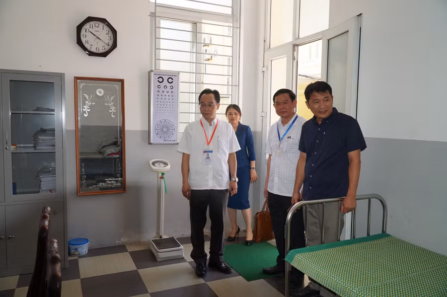 Thứ trưởng Hoàng Minh Sơn kiểm tra phòng y tế tại một số điểm thi tốt nghiệp THPT và lưu ý đảm bảo cơ số thuốc, nhân viên trực, kịp thời xử lý tình huống bất thường nếu có trong thời gian diễn ra kỳ thi.